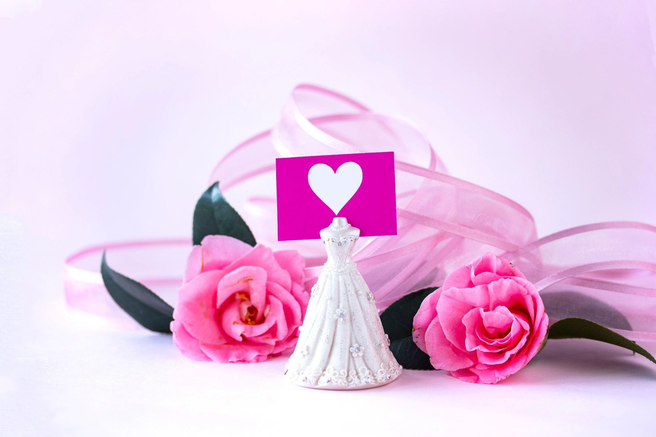 Bouquet and wedding details styled in soft pink tones